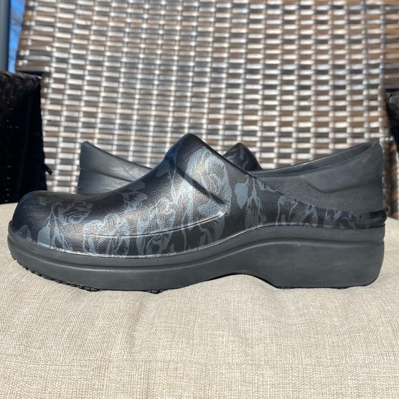 Crocs Neria Pro II Women's Clogs Black Graphic Metallic Floral Rose Nurse Size 9 - Picture 4 of 12